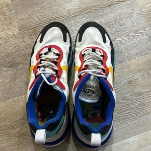 Men’s Nike tennis shoes